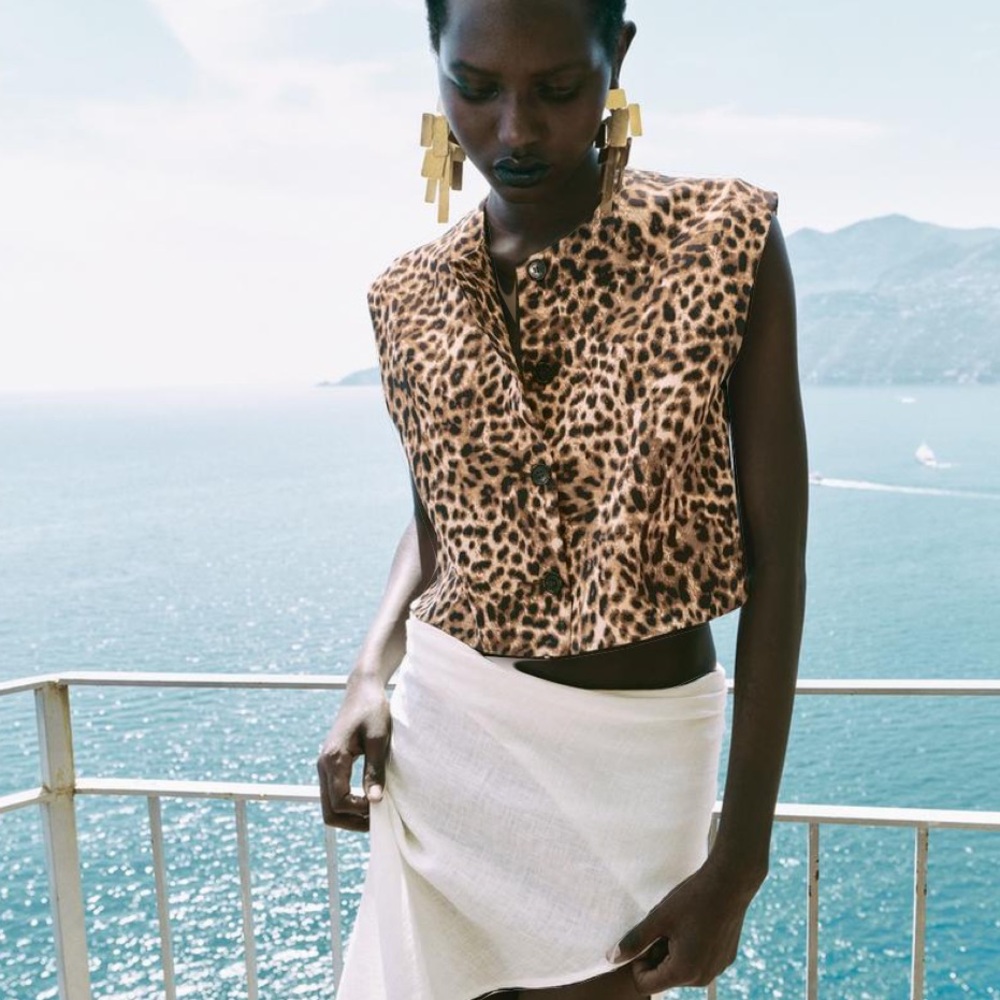 Leopard Print Sleeveless Crop Shirt - Brown